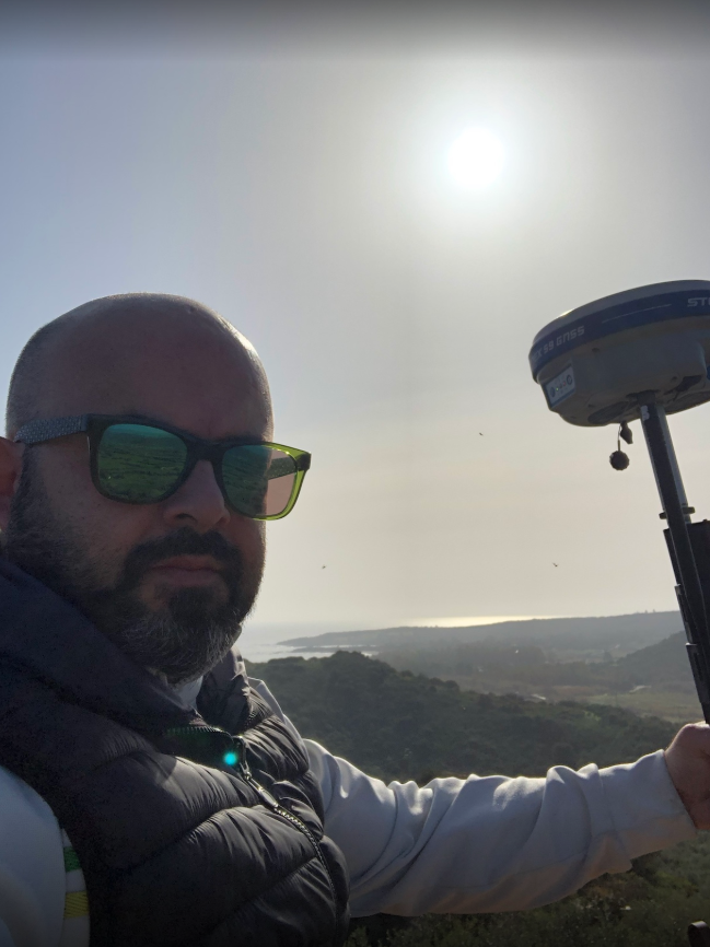 Geometra Daniele Garau al lavoro con strumentazione GPS